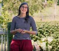 LVR-Mitarbeiterin drau&szlig;en bei Sonnenschein in einem Garten