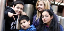 Eine Gruppe Kinder schaut in die Kamera