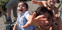 Kinder spielen auf einem Spielplatz
