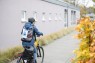Dr. Julia G&ouml;bel-Erkan aus dem St&auml;B-Team der LVR-Klinik K&ouml;ln f&auml;hrt mit dem Fahrrad zu einem Hausbesuch