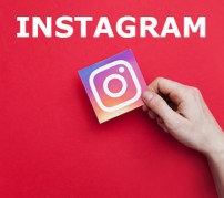 Eine Hand h&auml;lt ein Bild des Symbols f&uuml;r Instagram. Dar&uuml;ber steht: "Instagram"