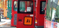 T&uuml;r eines Schulbusses mit einem Schulbus-Schild